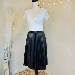 🌾 Monteau Black Pleated Midi Skirt